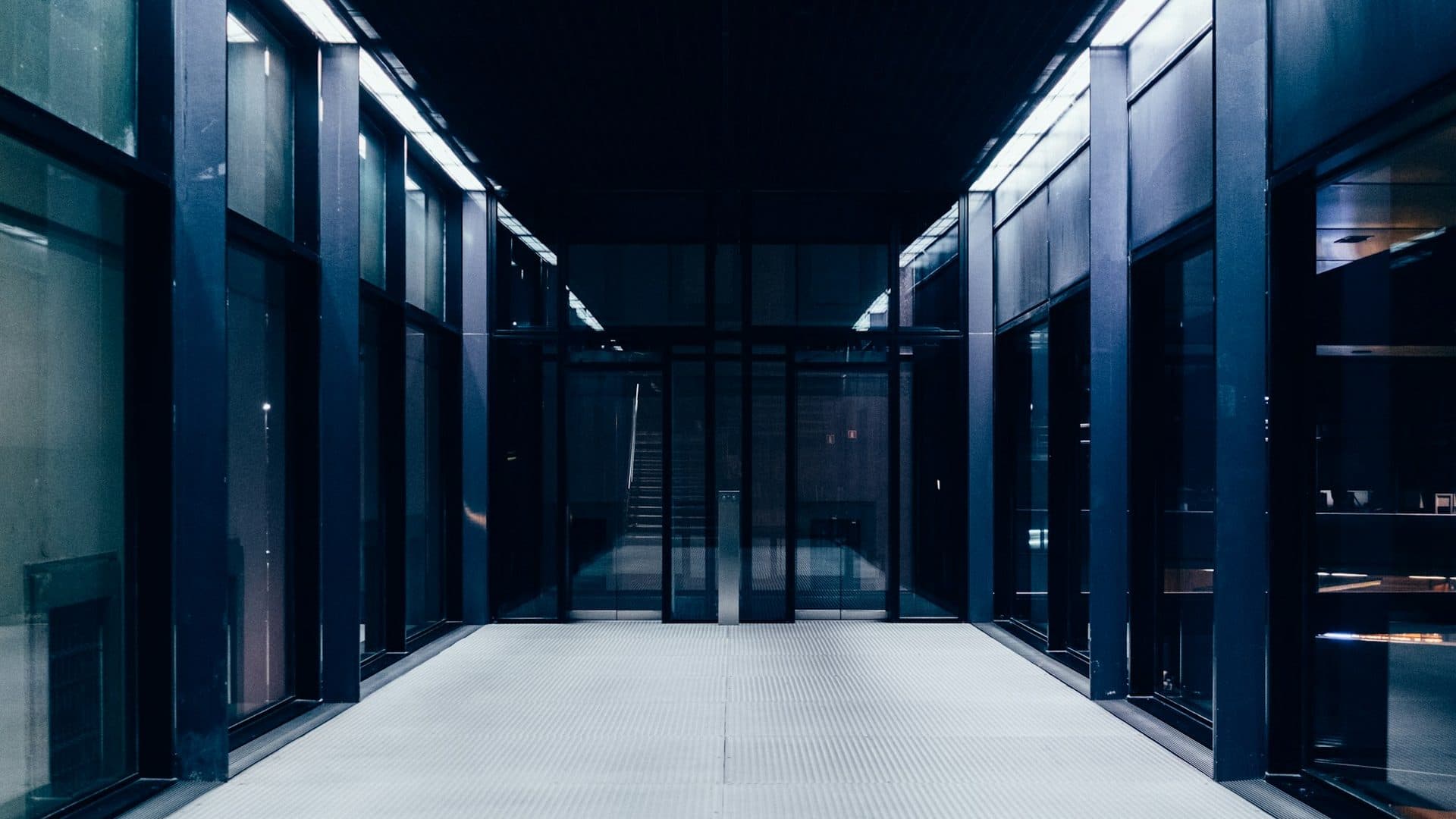 Corredor de data center com racks de servidores em operação
